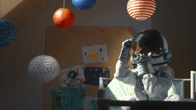惊人的电影效果，小男孩穿着太空服在床上醒来，打开头盔遮阳板看着明亮的阳光
