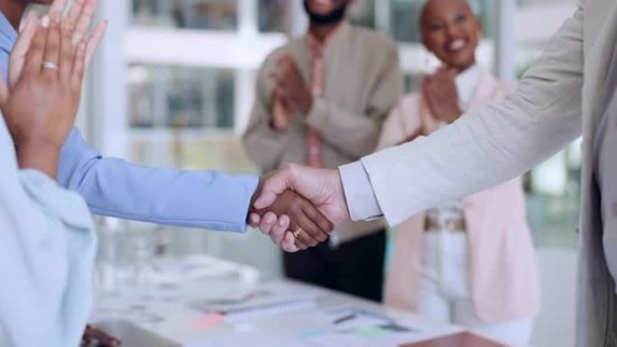 成功交易，握手或快乐的商人为公司办公室的销售增长鼓掌。伙伴关系目标，b2b或黑人女性与首席执行官会面