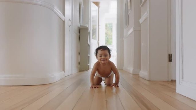 快乐的女婴爬在地板上蹒跚学步的孩子探索家庭好奇的婴儿享受童年的乐趣