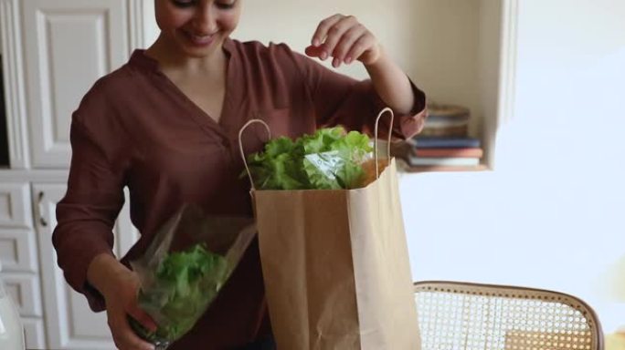 特写裁剪视图女人打开蔬菜购物袋