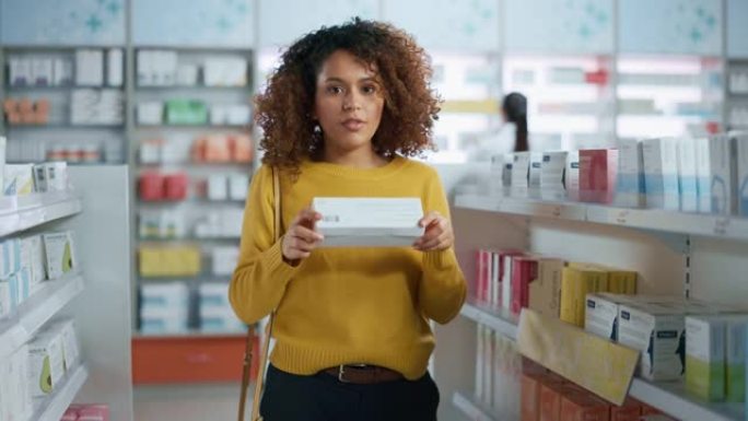 药房药店: 一个美丽的黑人年轻女子浏览买药的肖像，选择合适的包装，看着相机微笑。保健，美容化妆品产品