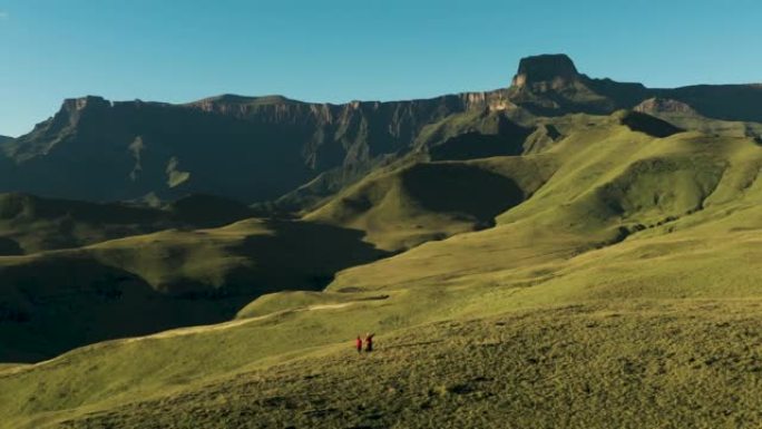 南非夸祖鲁-纳塔尔 (KwaZulu-Natal)，站在德拉肯斯堡山脉 (Drakensberg m