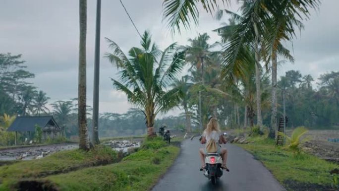 旅行夫妇骑踏板车在热带岛屿上，鸭子在道路上行走，在晨雾中骑摩托车探索美丽的旅行目的地