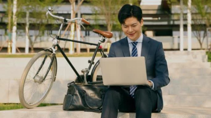 商人在户外工作男子操作笔记本电脑
