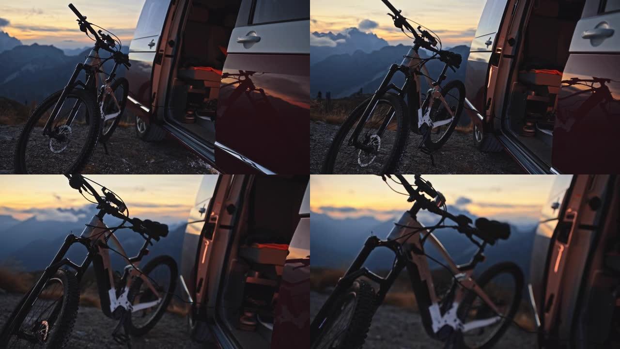 俯瞰山脉的面包车外电动自行车