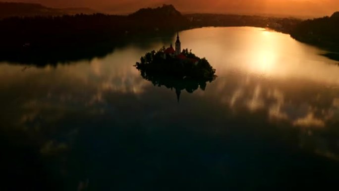 日落时空中美丽的湖岛