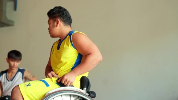轮椅篮球运动员在开始团队练习之前。