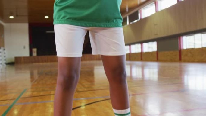 非裔美国女子篮球运动员带球投篮