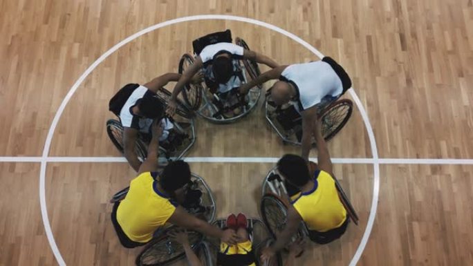 轮椅篮球运动员在练习比赛中投篮的空中俯视图。