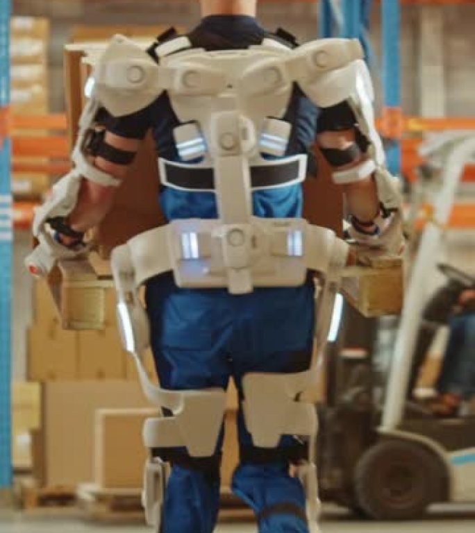 高科技未来派仓库: 工人穿着先进的全身动力外骨骼，带着沉重的纸箱行走。送货外衣增强了人的力量。垂直屏