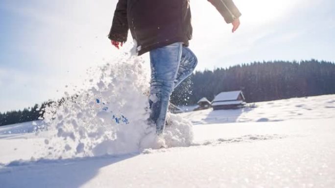 用绑在脚上的雪鞋在新鲜落下的粉末雪上徒步旅行