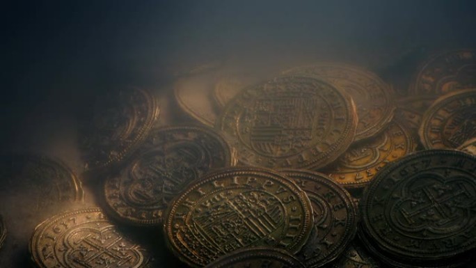 阳光照射下的水下宝藏硬币