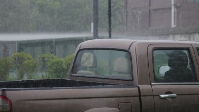户外暴雨中的汽车下雨天梅雨夜景城市积水