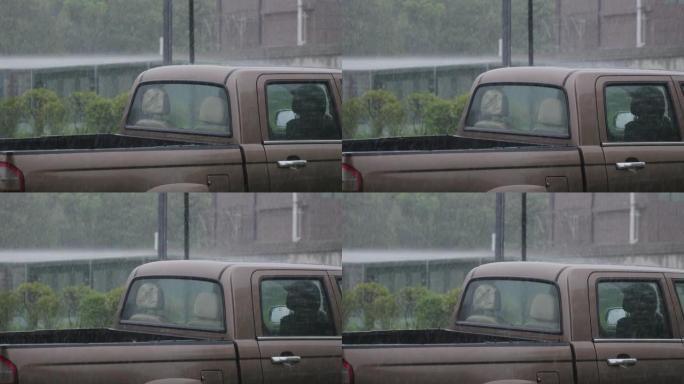 户外暴雨中的汽车下雨天梅雨夜景城市积水