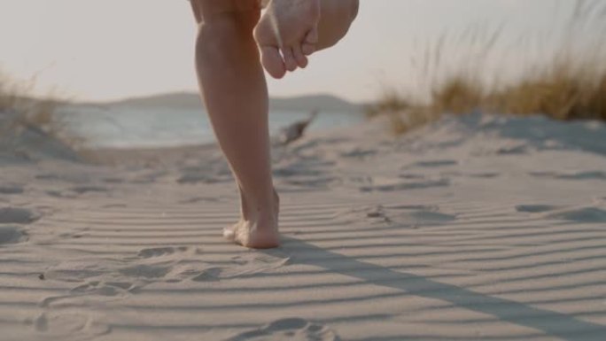 一个女孩在海滩上奔跑的超级SLO MO视图，撒丁岛，意大利。