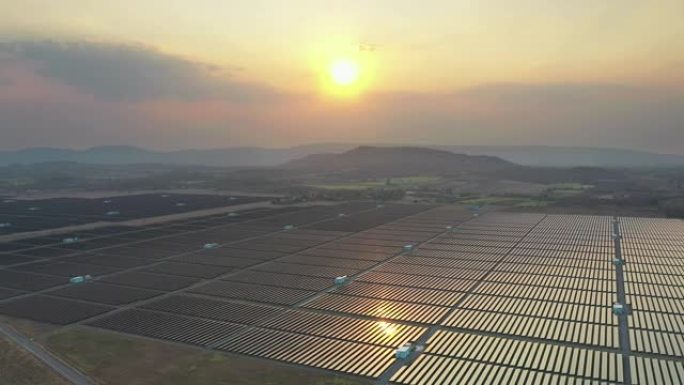 日落时太阳能电池板农场的鸟瞰图 (太阳能电池)