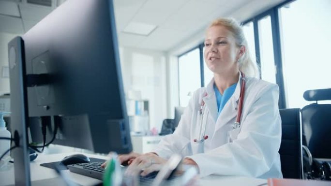 网络医生在线医疗咨询: 高加索女医师正在台式电脑上与患者进行电话会议视频通话。卫生保健专家提供建议，