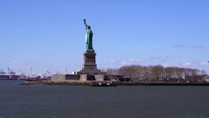 自由女神像-纽约，从渡轮驶向自由岛。纽约地标旅游概念。