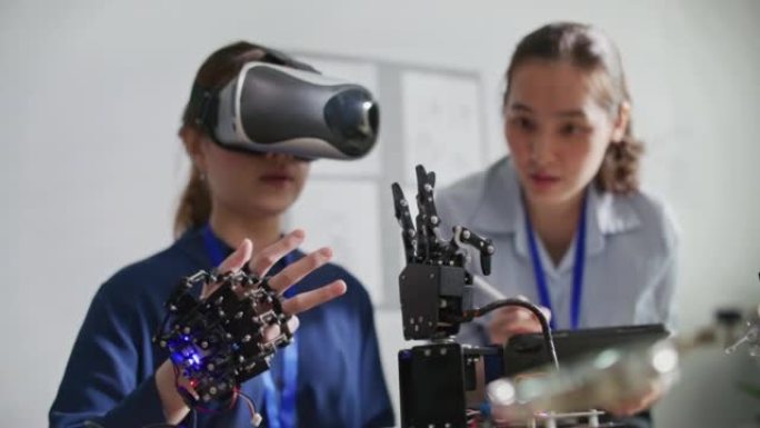 技术假肢机器人手臂由两名专业开发工程师在一项高科技研究中进行测试
