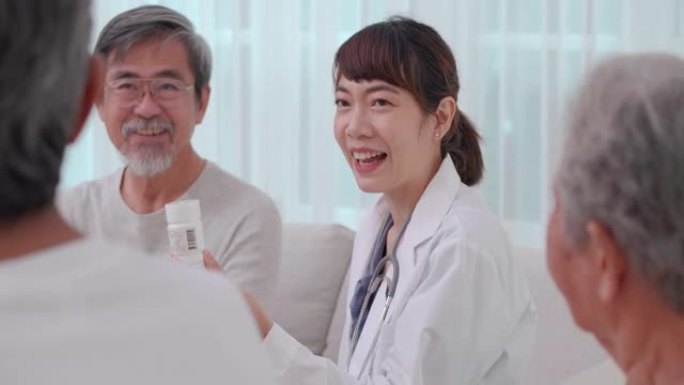 组亚洲老年人年龄60-70岁听亚洲年轻女护士医生解释医学和在医院的医疗咨询。