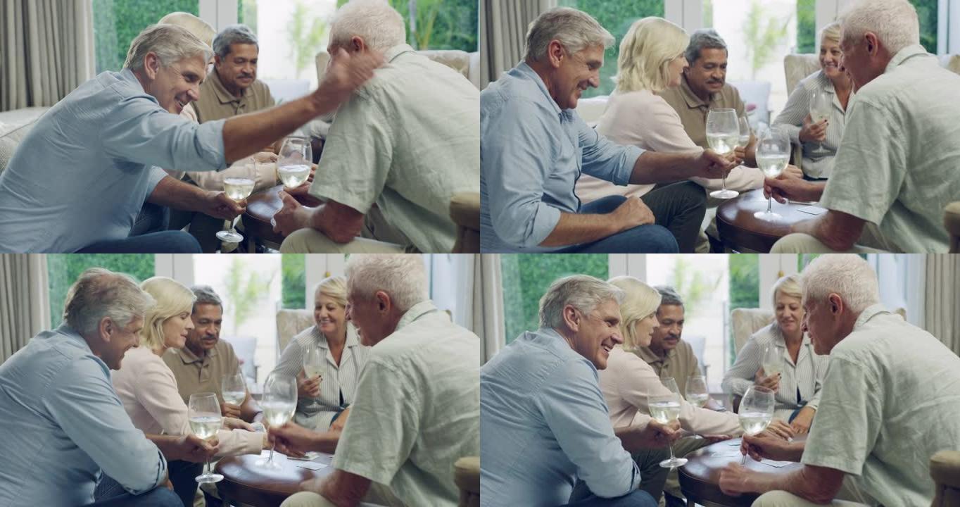 一群朋友在一起玩纸牌游戏时享受葡萄酒的4k视频片段