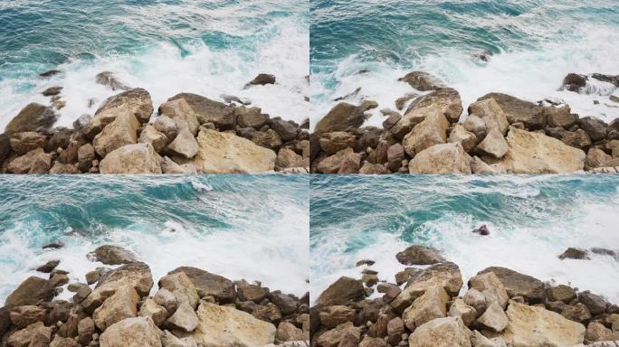 水冲向岩石海岸表情符号动画