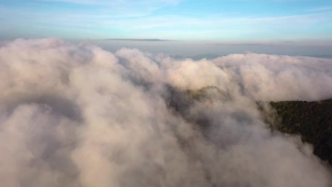 空中拍摄高山林云层上空，多云移动