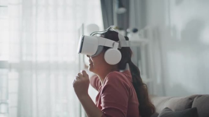 亚洲女人在家VR增强电影平台享受音乐会