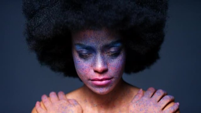 女人，非洲裔和脸，在黑暗的样机工作室背景下有创意的妆容。肖像、美容和幻想化妆品，女性皮肤上有艺术，皮