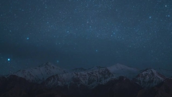 夜间雪山上空的T/L夜空