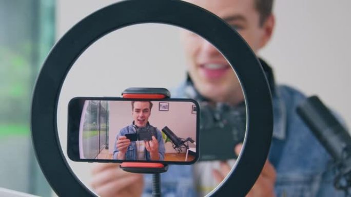 男Vlogger直播摄像头产品评论在家视频手机录制