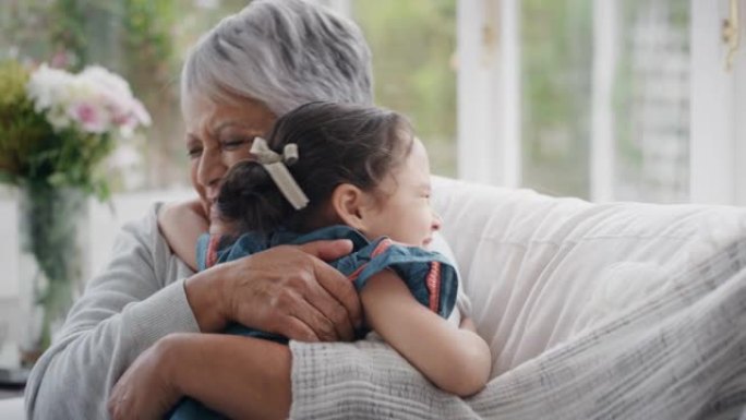 可爱的小女孩拥抱祖母微笑着拥抱孙女快乐奶奶享受孙子在家拥抱家庭概念4k