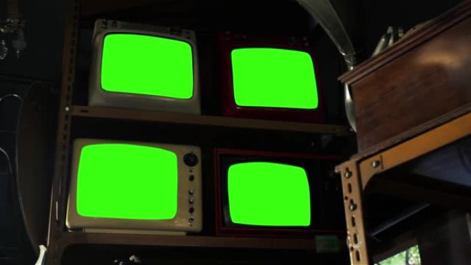 一家古董店的四台复古电视打开绿屏。4K。