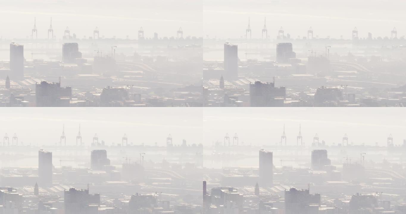 多栋建筑物和船厂被雾覆盖的城市景观的总体视图