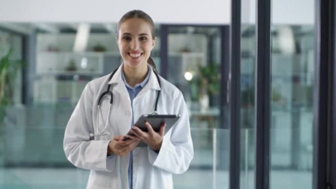 一名年轻医生在现代医院使用数字平板电脑的4k视频片段