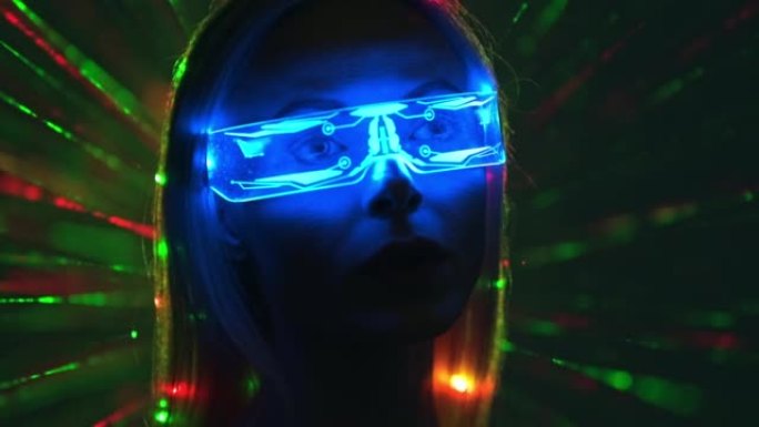 在彩色光线背景上戴着未来派眼镜的女人