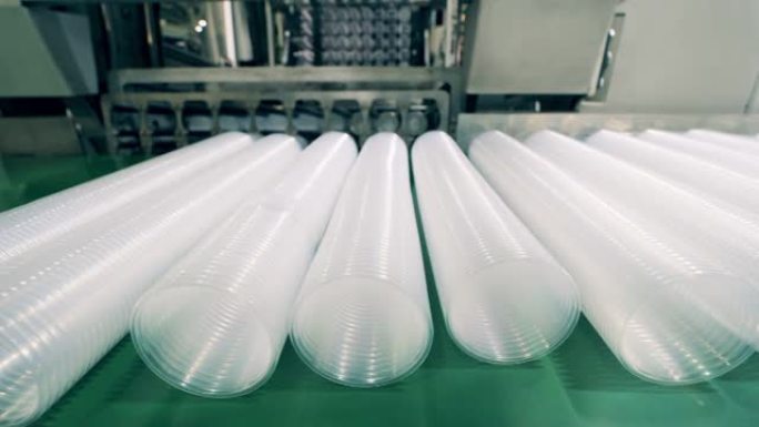 工厂里有许多现成的塑料杯