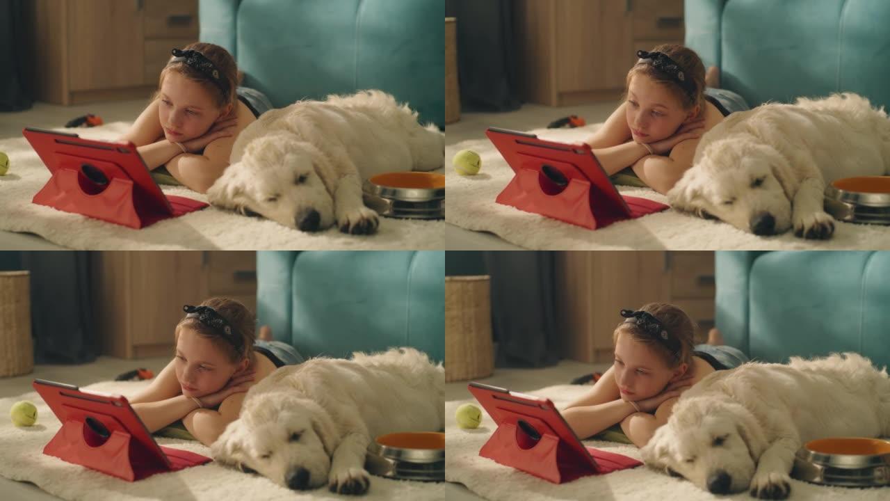 年轻女孩在狗睡觉时看电影