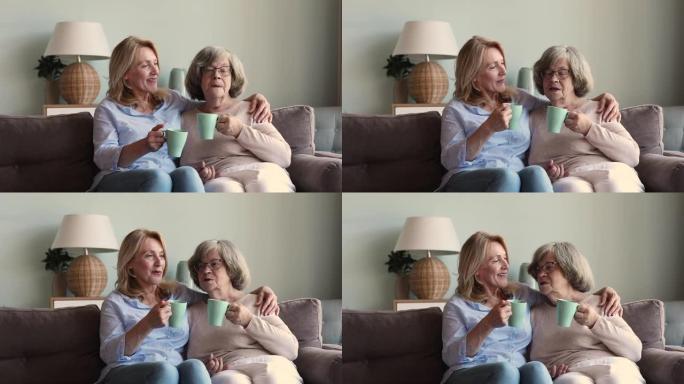 60多岁的女人，她的老母亲坐在茶杯上聊天
