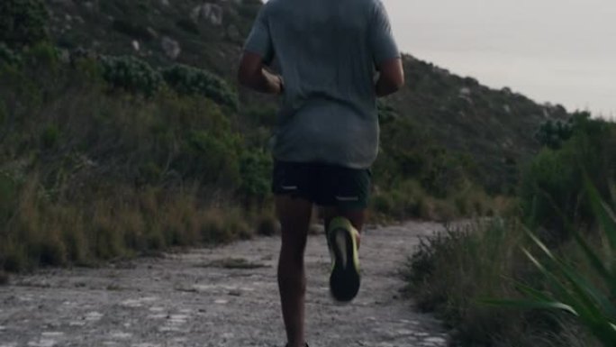 4k视频片段，一名男子在山路上奔跑