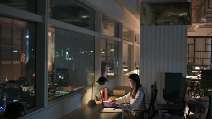 亚裔华裔女白领晚上独自一人上班迟到赶工财报