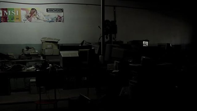 电子计算机堆在黑暗的房间里，废弃的电子设备堆在黑暗的房间里。