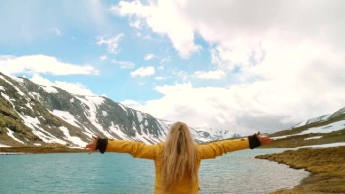 4k视频片段，一名年轻女子在m ø re og Romsdal欣赏湖景