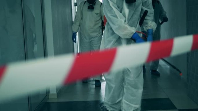 大流行期间，消毒器在走廊喷洒防腐剂。