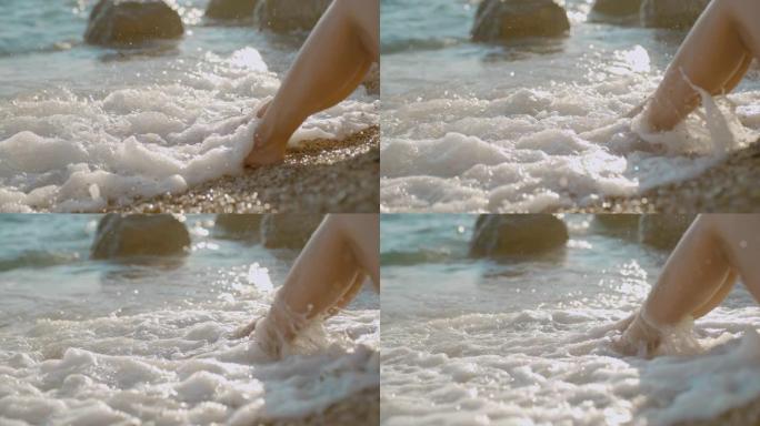 时间扭曲的波浪在海滩上溅落在女人的腿上