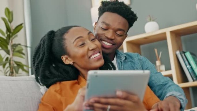 爱情，沙发和黑人夫妇在平板电脑上购物，而他们在客厅一起放松。非洲人妥协，决定和计划家庭，公寓或电子商