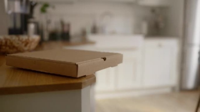 厨房柜台上的披萨盒