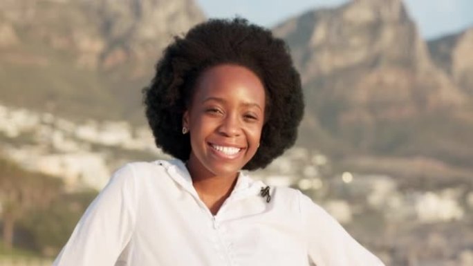 南非暑假时站在户外的黑人妇女的自然，幸福和微笑。一个美丽的非洲女孩在假期中在阳光下的幸福，年轻和肖像