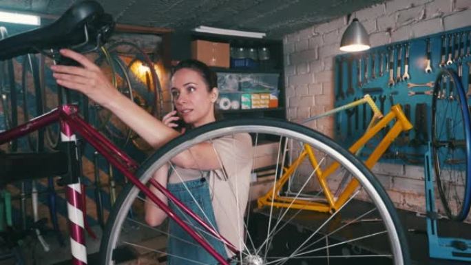 她总是和顾客谈论自行车修理。