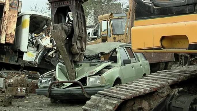 起重机在阿根廷布宜诺斯艾利斯附近的一个废品场压碎了一辆旧车。